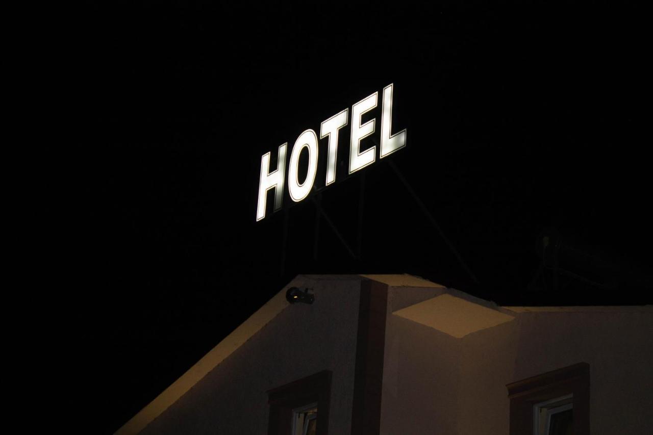 Hotel Living Suto Orizari Exteriör bild